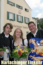 Die Wirte Martin Niederreiner und Stefanie Greineder mit Löwenbräu Direktor Bernhard Klier (Foto: Martin Shcmitz)